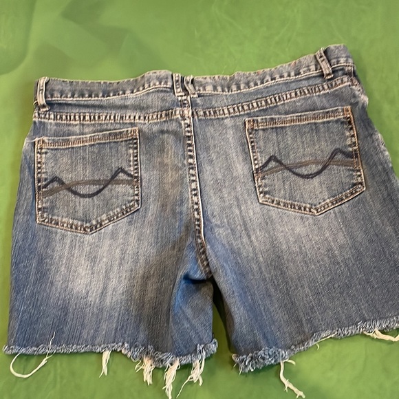 Woman’s denim shorts size 15 Mossimo - Picture 3 of 3